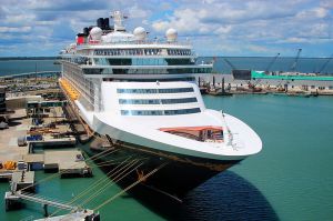 800px-Disney_Cruise_Ship_tied_up_at_the_Disney_Terminal,_Port_Canaveral_-_Florida
