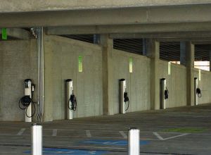 800px-Electric_vehicle_charging_station_at_Intermodal_Transit_Facility_-_Hillsboro,_Oregon