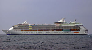 800px-Freedom_of_the_Seas_(ship,_2007)_001