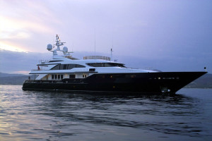 800px-Luxury_yacht_in_the_Gulf_of_Saint-Tropez,_2006