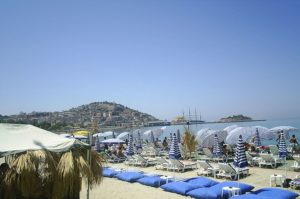 800px-Kuşadası_plaj